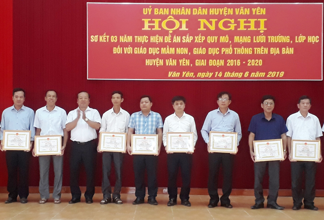 Huyện Văn Yên khen thưởng các tập thể, cá nhân có thành tích xuất sắc trong thực hiện Đề án sắp xếp quy mô, mạng lưới trường, lớp học.
